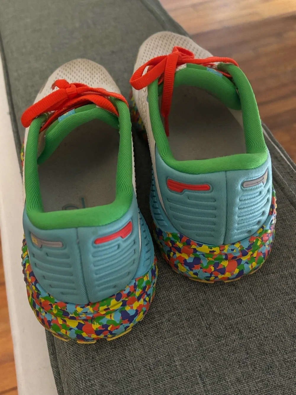 Brooks Women’s Tennis shoes with Bright Orange Laces - Picture 3 of 4